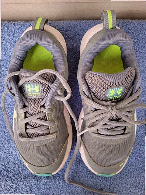 Under Armor Charge Assert 10 Gravel Lime Youth 4Y EVA Lining Everything Shoe EUC