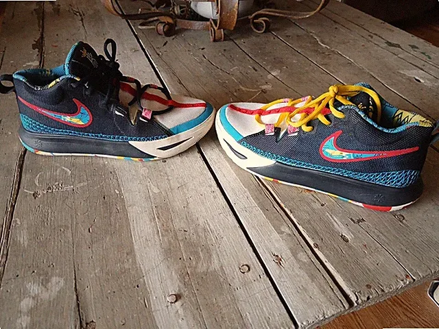 Youth Nike Kyrie Flytrap 6 SE Size 5Y Sneakers Mid Multicolor Basketball Shoe